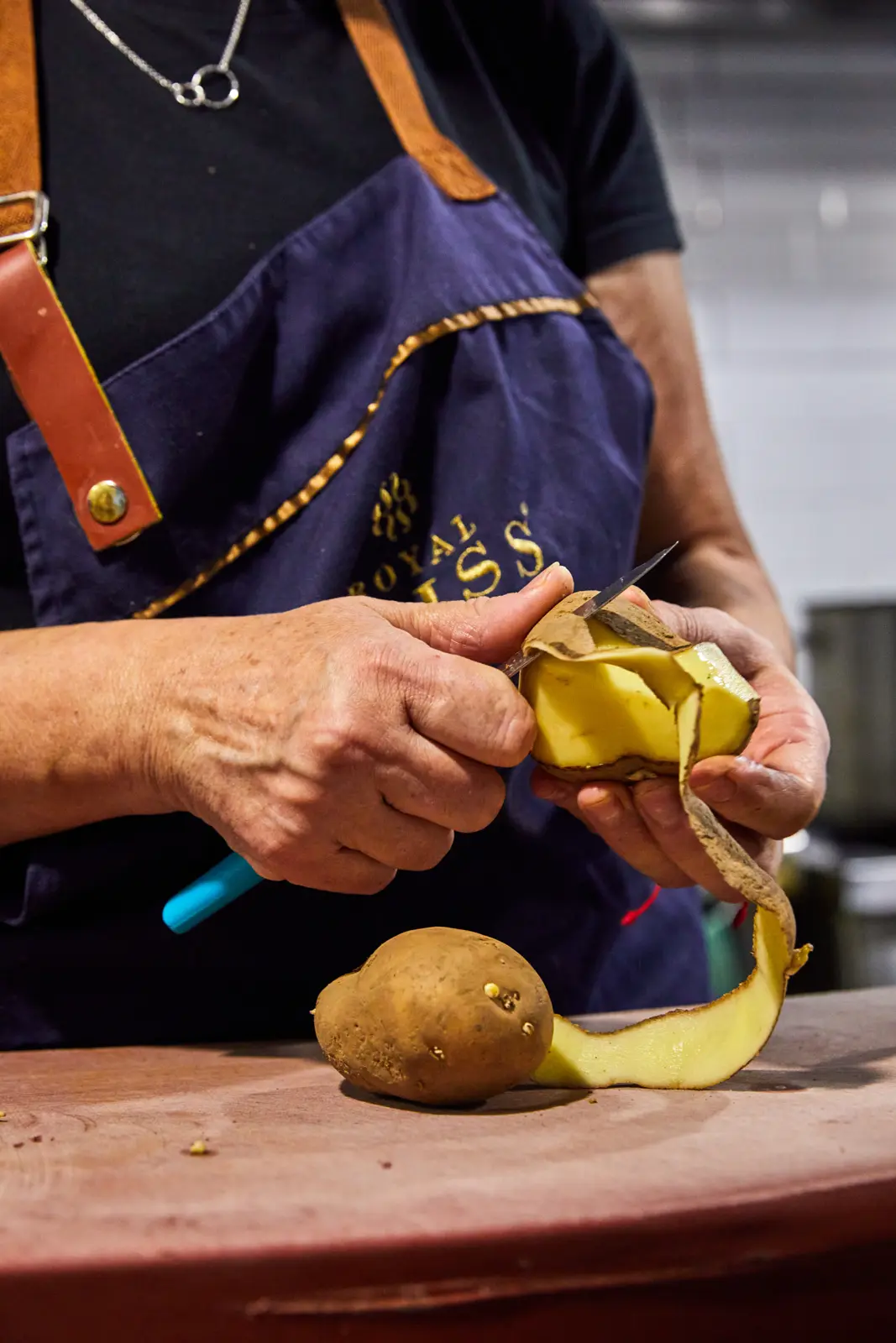 Pelando patatas en la cocina de La Casa de las Comidas