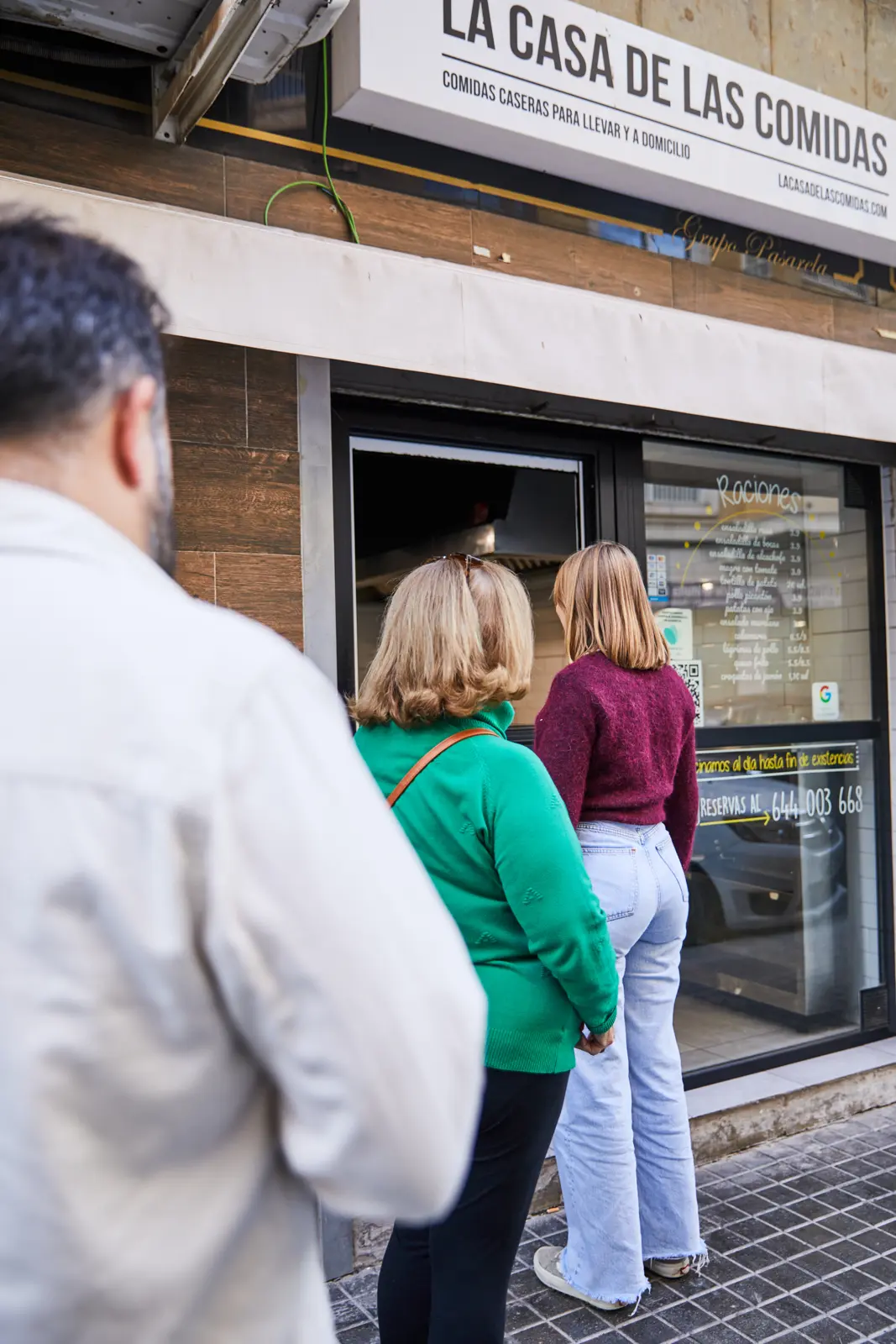 Clientes entrando en La Casa de las Comidas