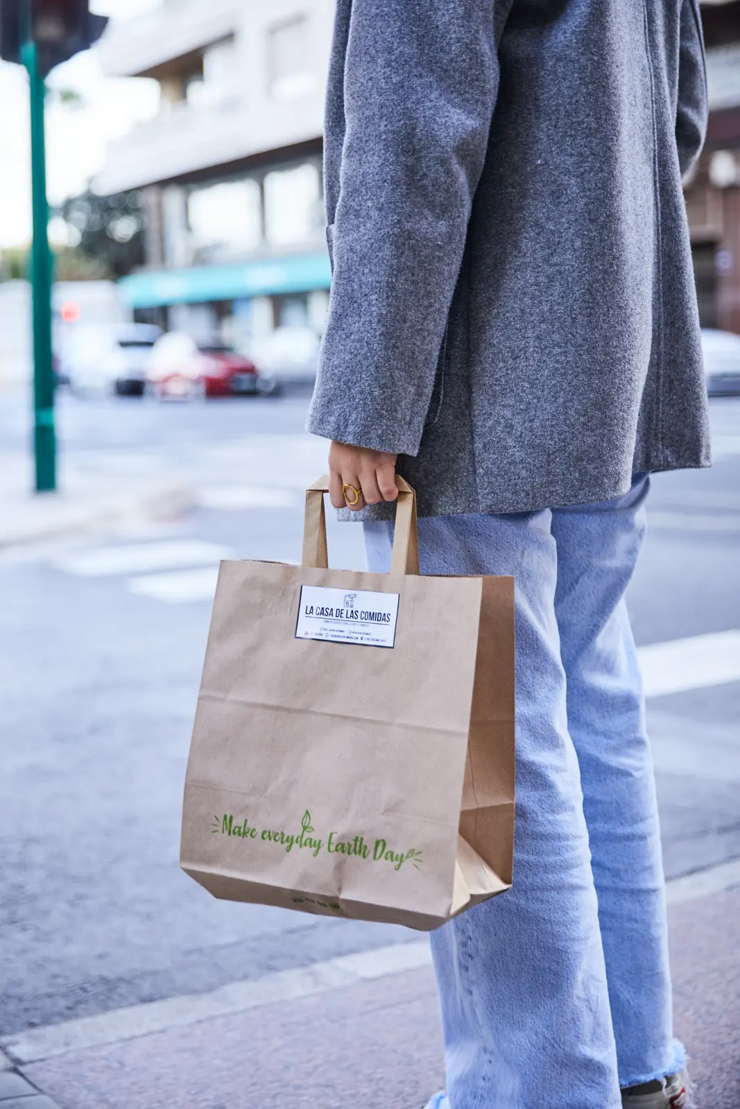 Bolsa de La Casa de las Comidas con comida para llevar