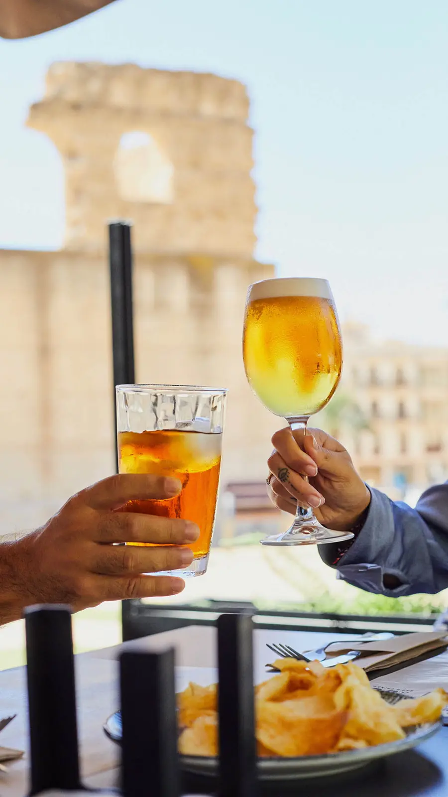 Brindis en la terraza de El 33 con el Palacio de Altamira al fondo