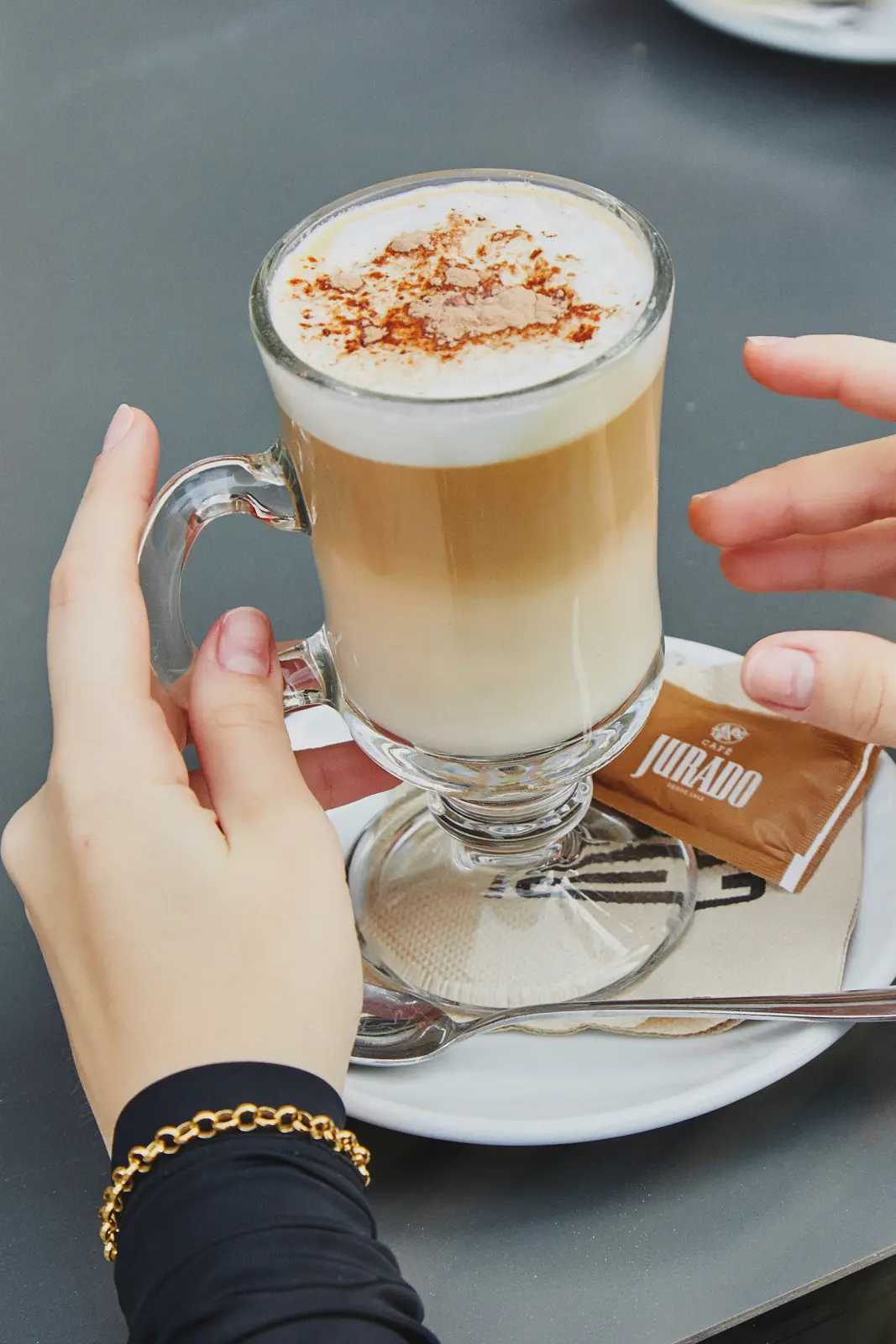 Café con leche en la terraza de El 33