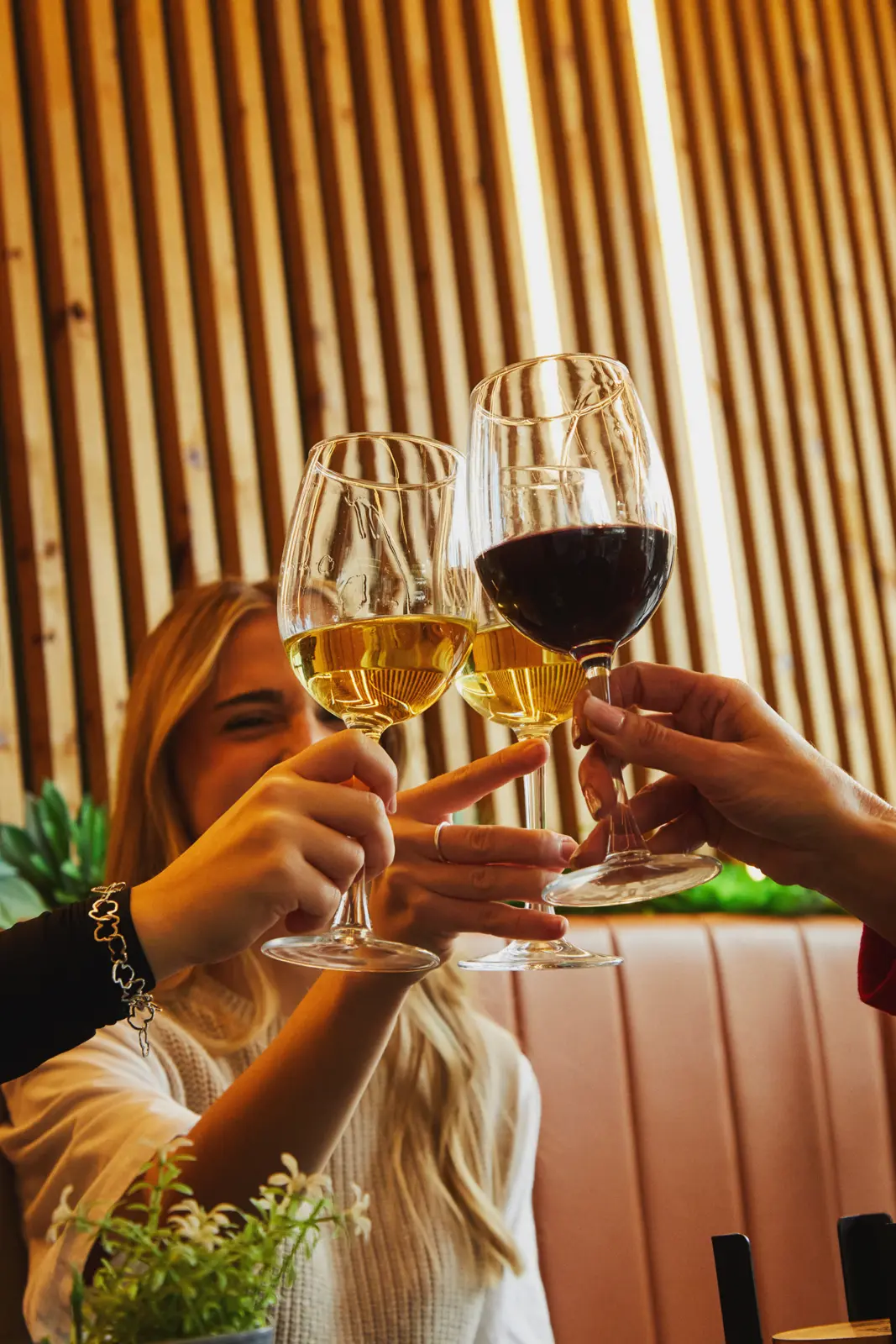 Brindis con copas de vino en El 33