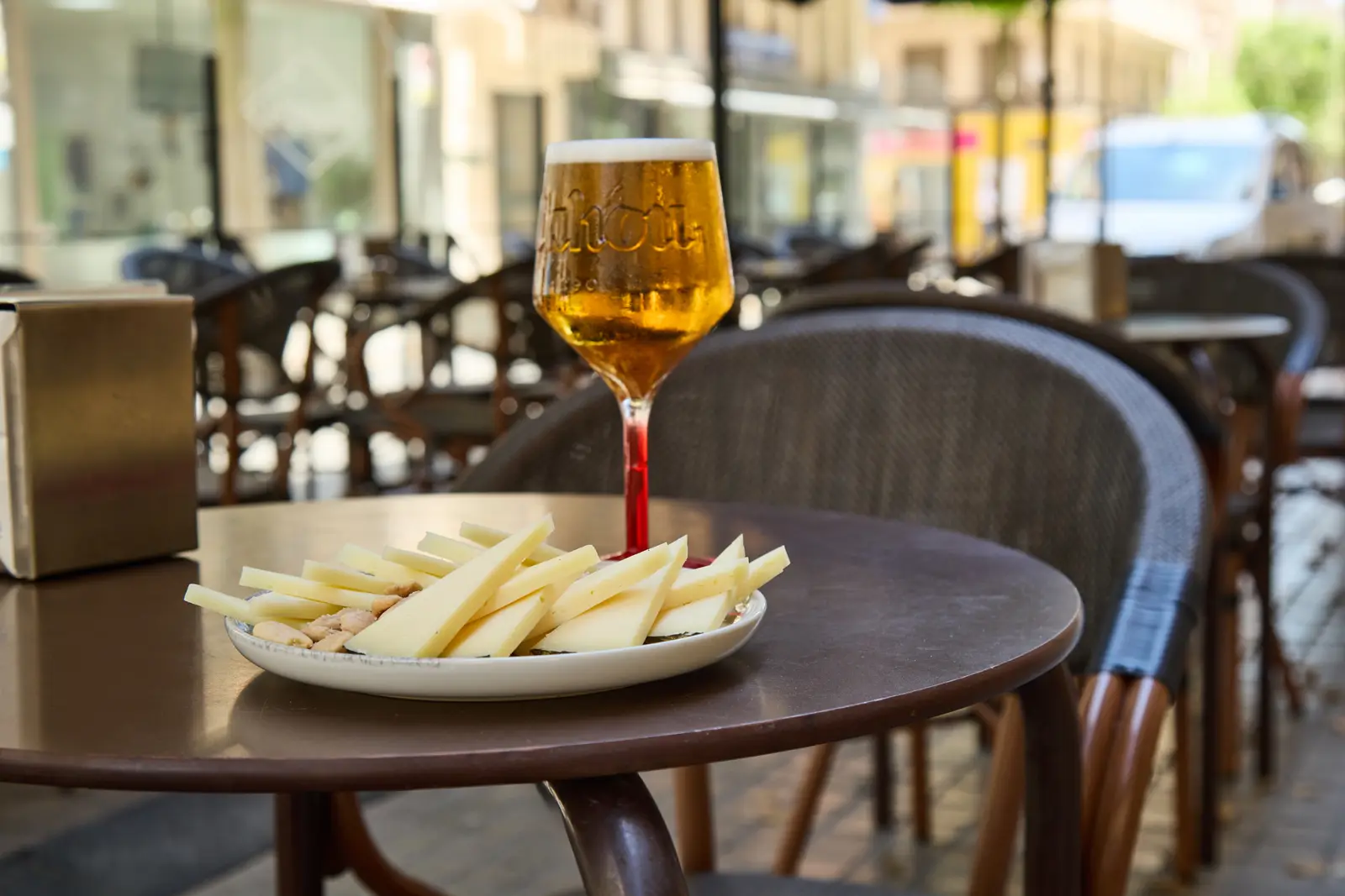 Caña y tapa en la terraza de Pasarela Lepanto