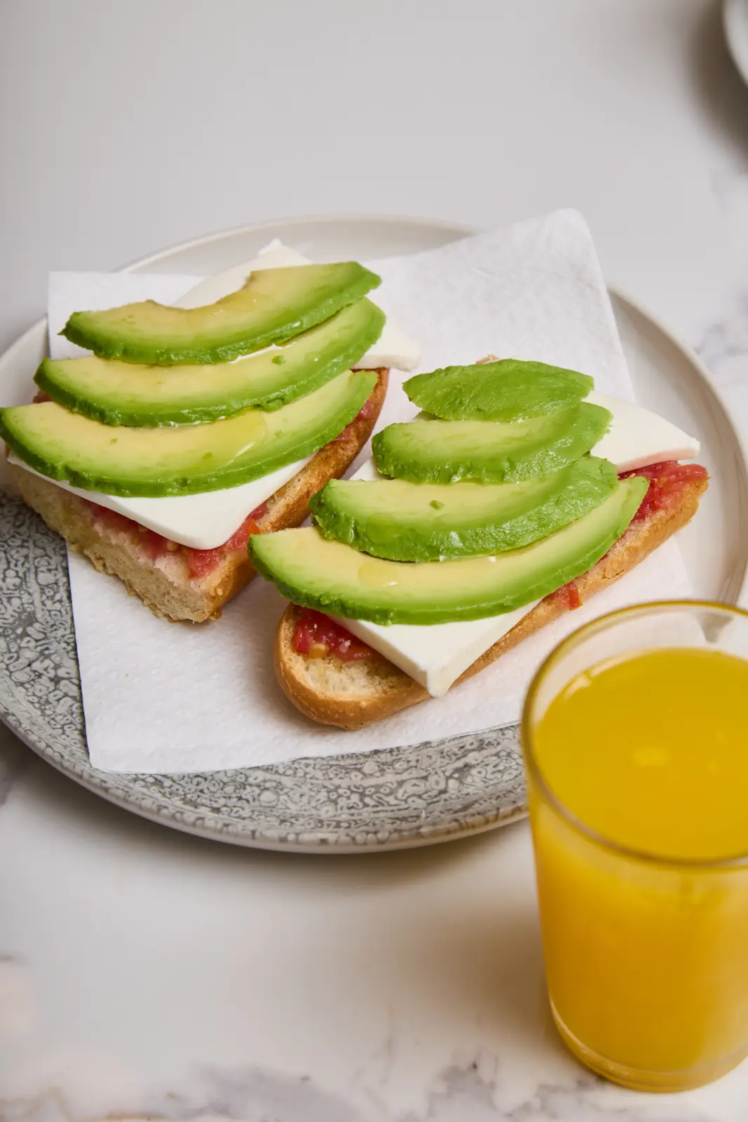 Tostada con aguacate y zumo de naranja