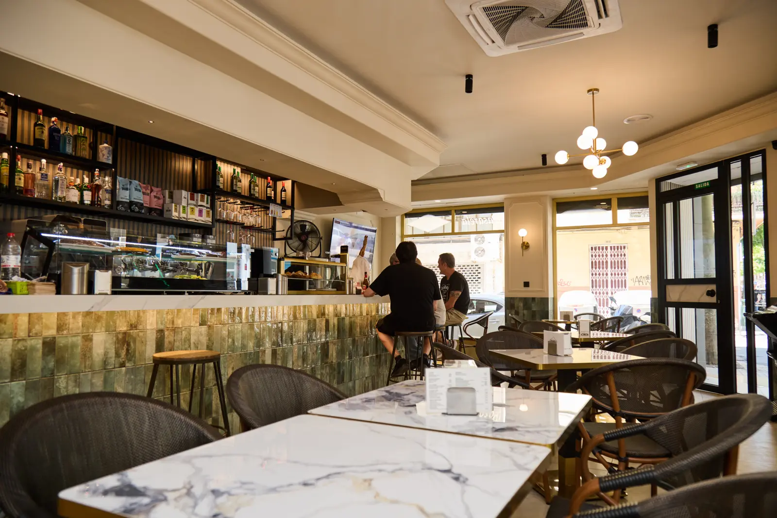 Interior de la cafetería Pasarela en la calle Lepanto