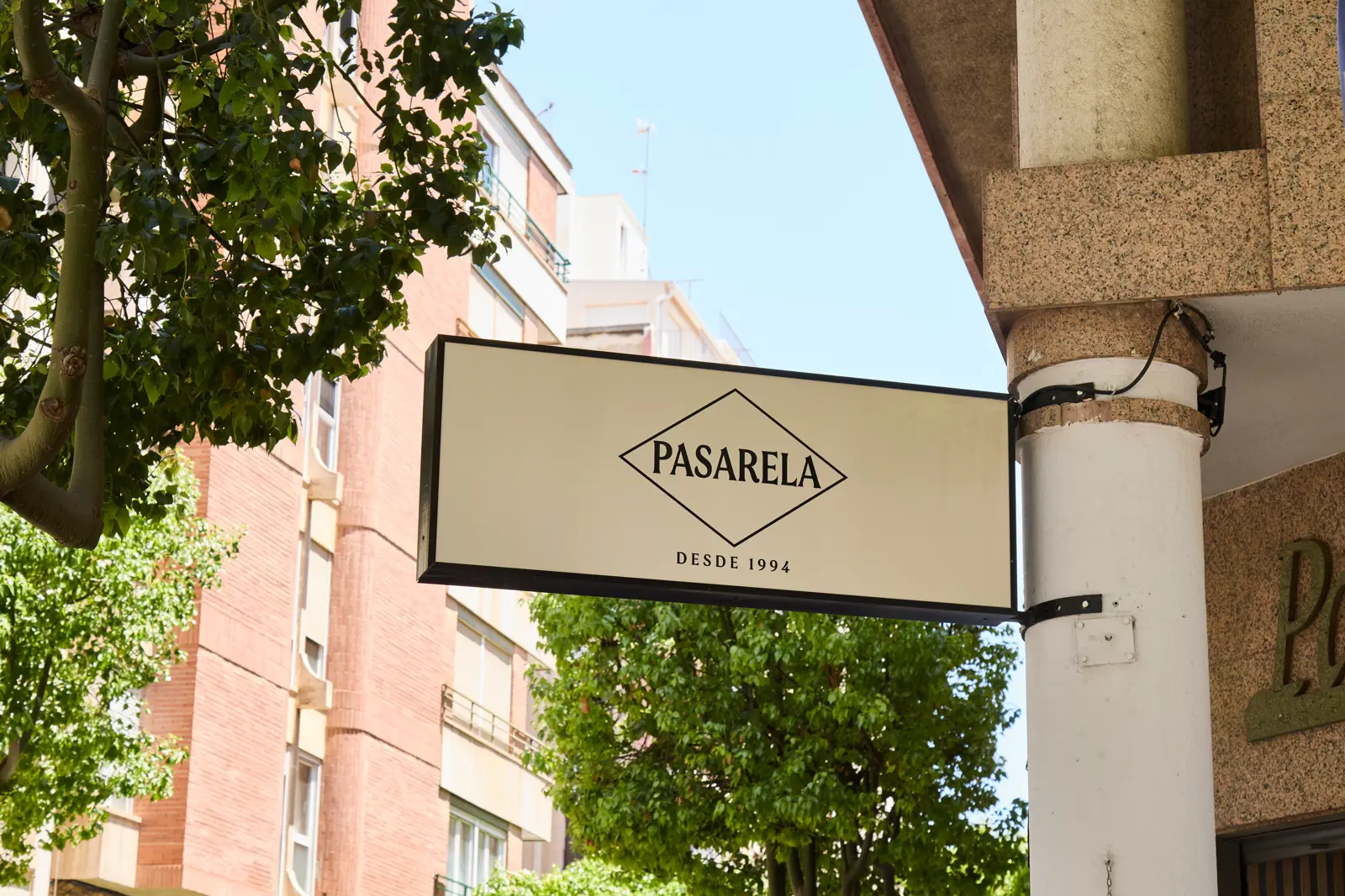 Letrero de Pasarela, desde 1994
