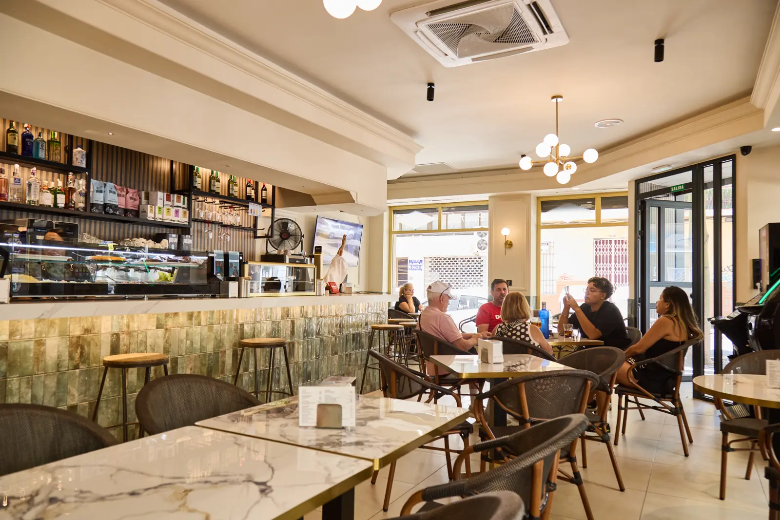 Salón de la cafetería Pasarela con clientes