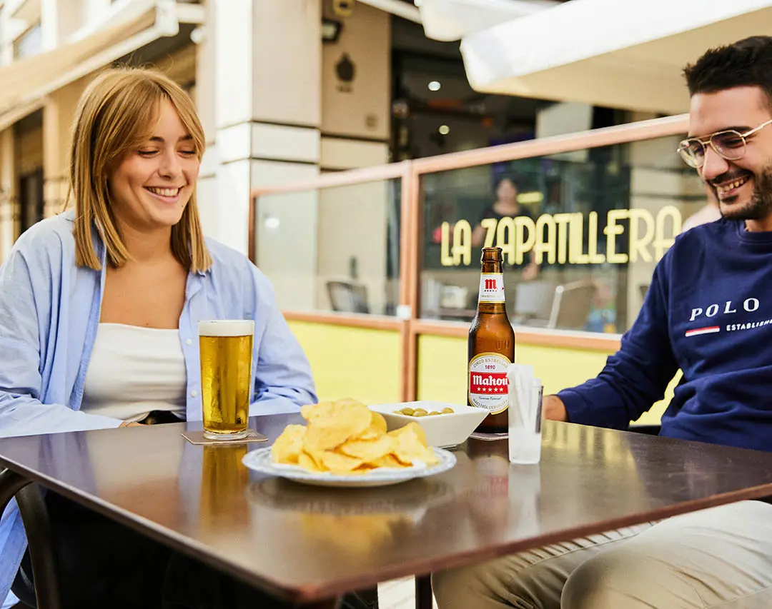 Pareja tomando algo en La Zapatillera