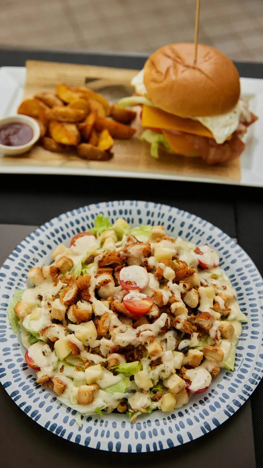Hamburguesa con patatas y ensalada