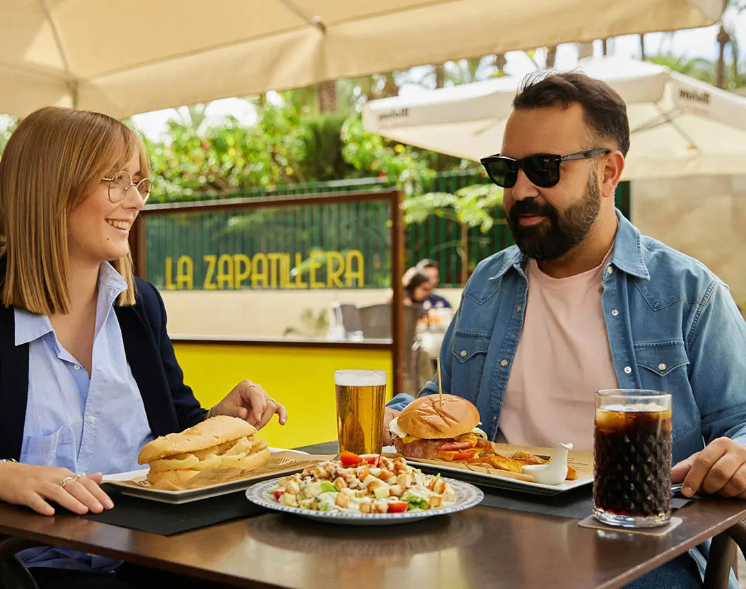 Clientes comiendo en la terraza de La Zapatillera